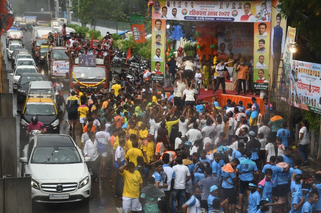 BJP and Shiv Sena leaders organise Dahi Handi celebrations next to each other at Prabhadevi in Mumbai. (Pics/ASHISH RAJE)